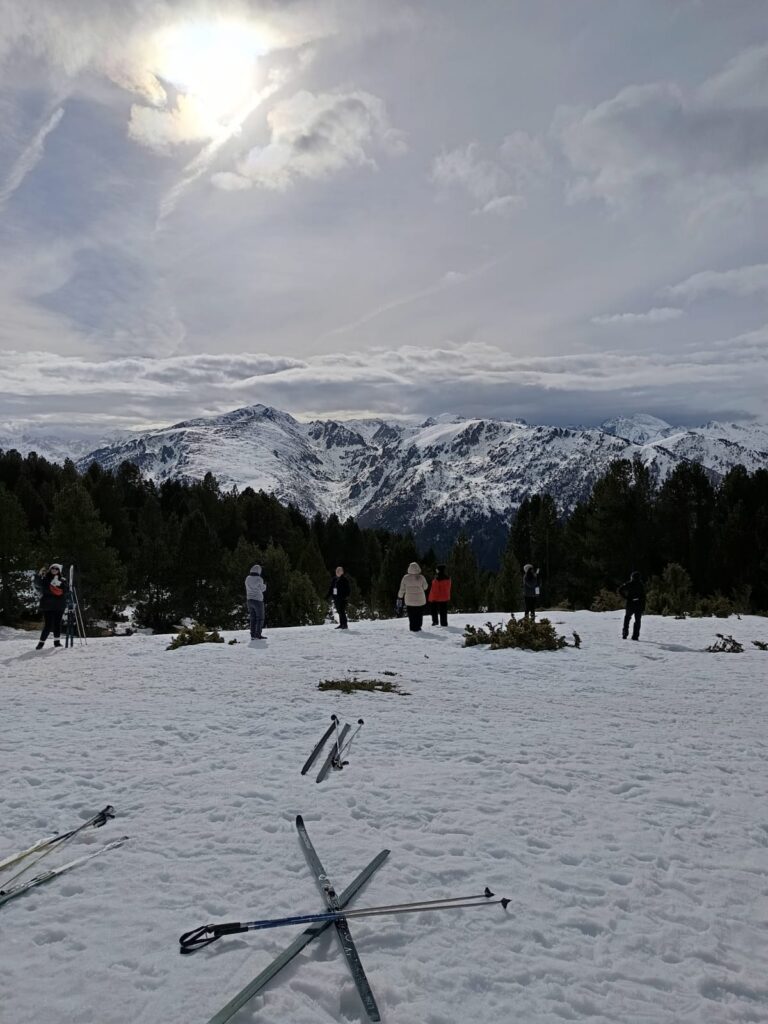 Paysage de montagnes enneigées avec des personnes et des skis sur la neige